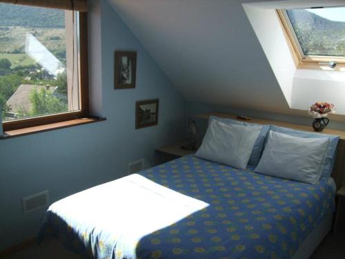 um quarto com uma cama e uma janela grande em Oak Tree Apartment - Tölgy Lak em Pilisszentkereszt