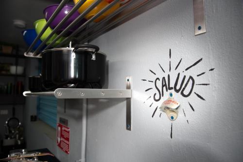 Kuchyň nebo kuchyňský kout v ubytování Nomada Urban Beach Hostel- Calle Loiza