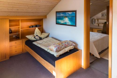 施瓦本格明德的住宿－Drei Kaiser Blick，一间小卧室,配有一张床和一张书桌