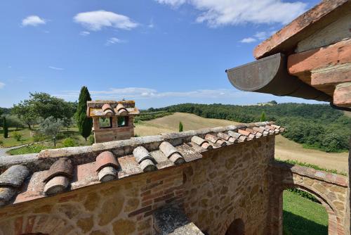a roof of a building with a view of the countryside at Agriturismo Zampugna in Montefollonico