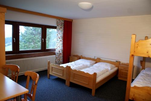 1 Schlafzimmer mit 2 Etagenbetten und einem Tisch in der Unterkunft Ferienhaus Kurzenhof Radstadt in Radstadt