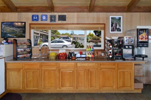a kitchen with a counter with a car in the window at Surf Motel and Gardens in Fort Bragg