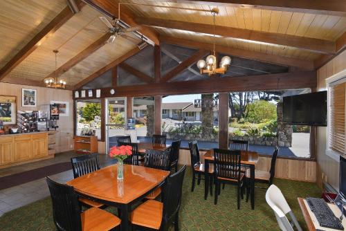 a dining room with a table and chairs at Surf Motel and Gardens in Fort Bragg