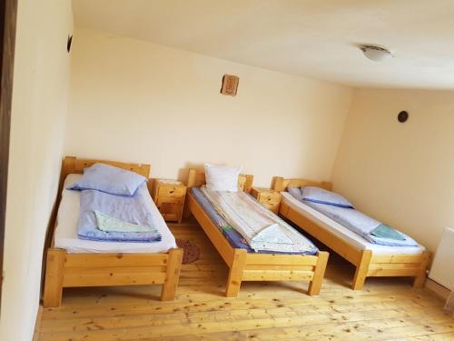 Een bed of bedden in een kamer bij Cabana Suciu