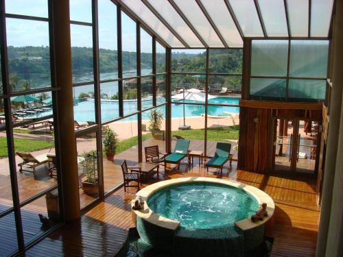 Bazén v ubytování Amérian Portal Del Iguazú Hotel nebo v jeho okolí