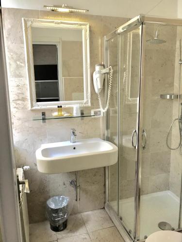 Bilik mandi di Hotel Bolzano