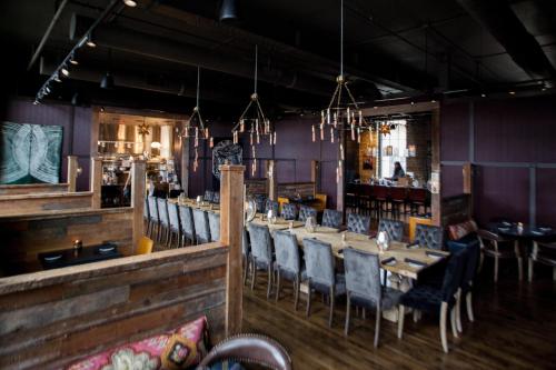 a dining room with a long table and chairs at Kinn Guesthouse Bay View in Milwaukee