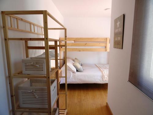 ein kleines Schlafzimmer mit einem Etagenbett und einer Leiter in der Unterkunft Apartamento Terrazas de Monachil in Monachil