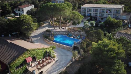 une vue aérienne d'un complexe avec piscine dans l'établissement Stella Marina, à Galéria