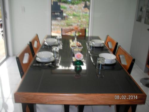 ein Esstisch mit einer schwarzen Tischdecke in der Unterkunft Mahinapua Retreat B&B in Hokitika