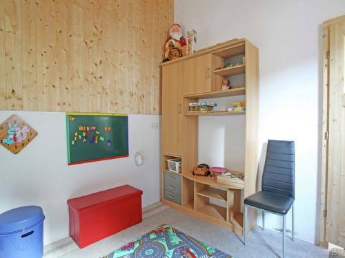 Habitación infantil con escritorio y silla en Ferienbauernhof Familie Stratmann, en Eslohe