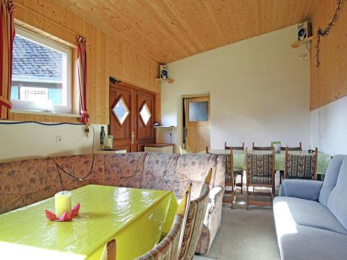 uma sala de estar com um sofá e uma mesa em Ferienbauernhof Familie Stratmann em Eslohe