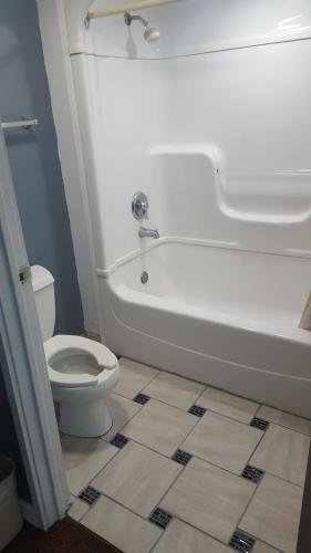 Travel Inn tesisinde bir banyo