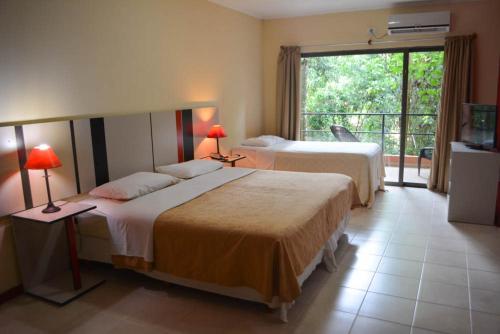 Un pat sau paturi într-o cameră la Hotel Sol Cataratas