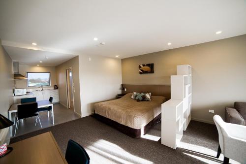 una camera d'albergo con letto e scrivania di Northstar Motel a Oamaru