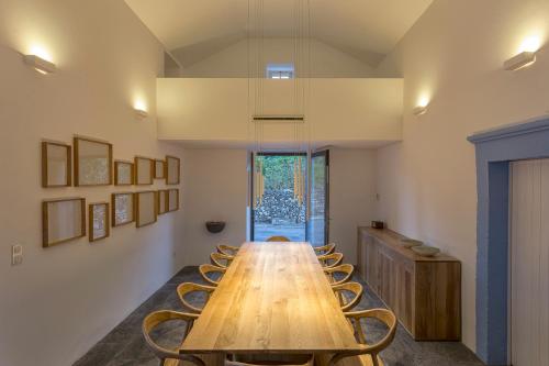 a conference room with a wooden table and chairs at Quinta dos Peixes Falantes in Ribeira Grande