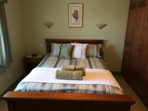 um quarto com uma cama com duas toalhas em Girraween House em Coonawarra