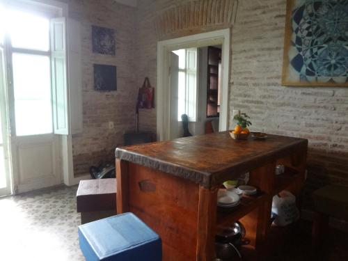 a room with a wooden island in the middle of a room at Casa Rodo 53 in Rocha