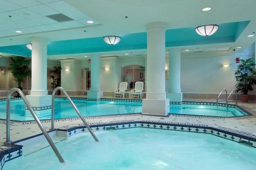 uma piscina num átrio de hotel com duas piscinas em Fairmont Palliser em Calgary