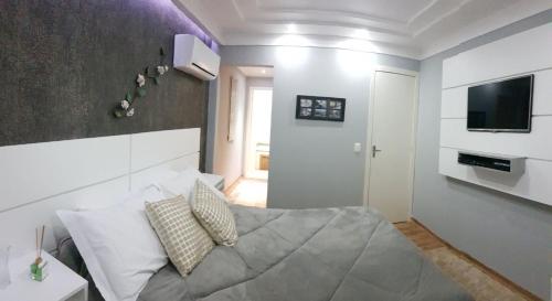 Giường trong phòng chung tại Suíte da Cris em Gramado