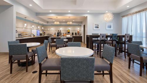 Restoran ili drugo mesto za obedovanje u objektu Best Western Plus Buda Austin Inn & Suites