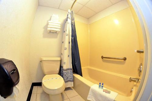 a bathroom with a toilet and a bath tub at Superlodge Absecon/Atlantic City in Absecon