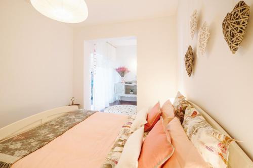 um quarto com uma cama com almofadas em Casinha Azul em Lisboa