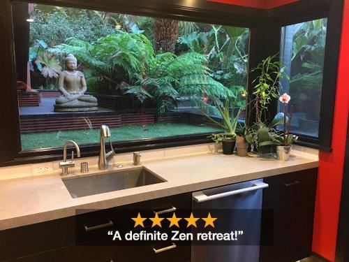 una cocina con una ventana con un refugio zen aitating en Bali Hai Castro en San Francisco