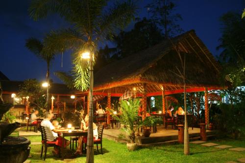 Taman di luar Tirta Sari Bungalow