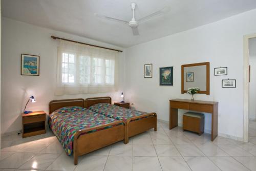 En eller flere senge i et værelse på Villa Marinos