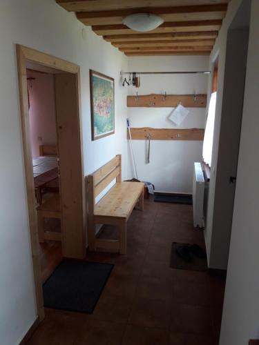 מיטה או מיטות קומותיים בחדר ב-Ubytovanie u Ferka