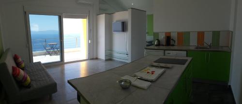 カラマタにあるShiraz Villasの海の景色を望むキッチン(テーブル付)