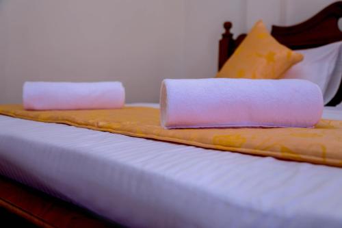 Ein Bett oder Betten in einem Zimmer der Unterkunft Niwahana Transit City Hotel