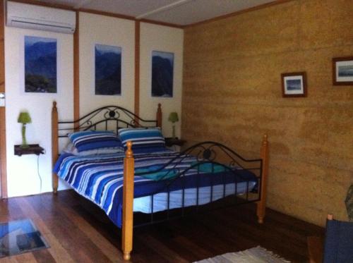 een slaapkamer met een bed met blauwe lakens en blauwe kussens bij Windrose B&B in Denmark