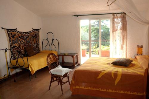 um quarto com 2 camas e uma janela em Hakuna Matata em Giove