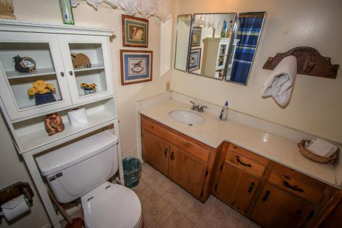 A bathroom at Cabin On The Lake