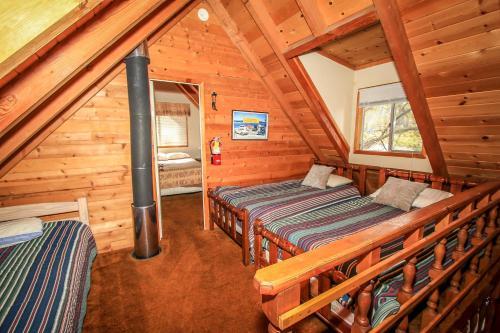 A bed or beds in a room at Cabin On The Lake