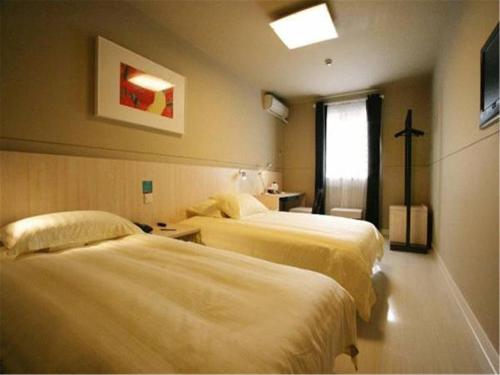 Ένα ή περισσότερα κρεβάτια σε δωμάτιο στο Jinjiang Inn - Qingdao Zhongshan Road