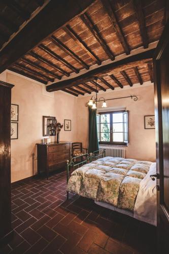 a bedroom with a large bed and a window at Agriturismo Zampugna in Montefollonico