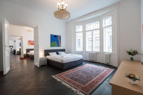 sypialnia z łóżkiem i dużym oknem w obiekcie Grand Soho Apartment w Wiedniu