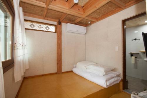 เตียงในห้องที่ The Hanok