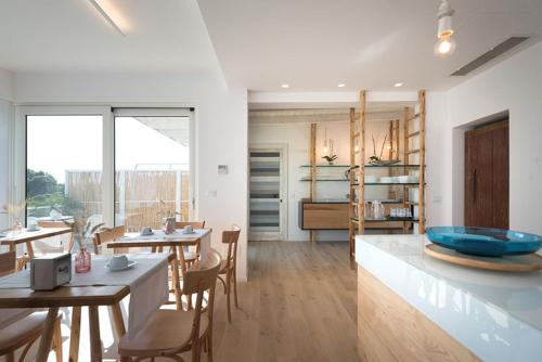レッチェにあるB&B Il Palazzotto Luxury Suitesのキッチン、ダイニングルーム(テーブル、椅子付)