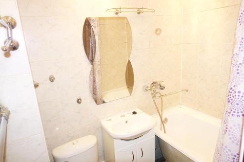 モスクワにあるАпартаменты Новокузнецкаяのバスルーム(洗面台、トイレ、バスタブ付)