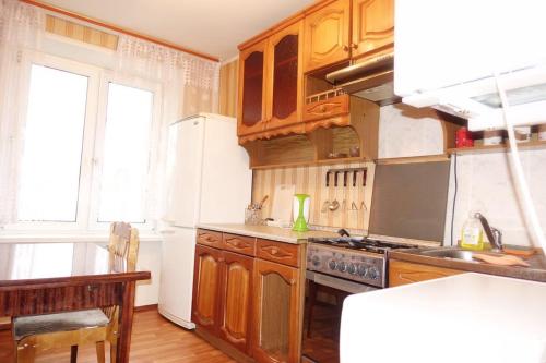 モスクワにあるАпартаменты Новокузнецкаяのキッチン(木製キャビネット、コンロ付)