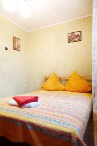 モスクワにあるАпартаменты Новокузнецкаяのベッドルーム1室(カラフルなシーツと枕のベッド1台付)