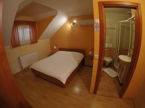 Gornja StubicaにあるPansion Rodyの小さなベッドルーム(ベッド1台、バスルーム付)