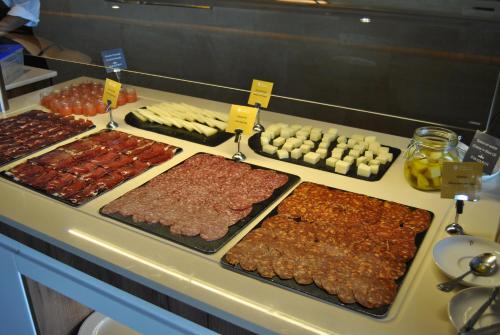 Parador de Salamanca في سلامنكا: بوفيه متنوع أنواع اللحوم و الأطعمة الأخرى