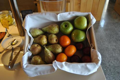 Parador de Salamanca في سلامنكا: علبة مليئة بالفواكه والخضار على طاولة