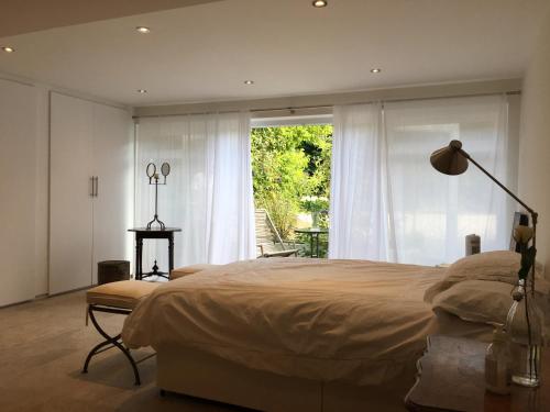 Een bed of bedden in een kamer bij Private luxury retreat