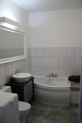 łazienka z umywalką, wanną i toaletą w obiekcie Apartamenty Przygodna Park w Szczecinie